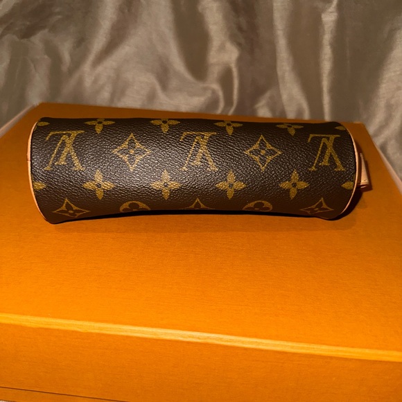 ❌SOLD❌Louis Vuitton monogram case - Picture 3 of 9